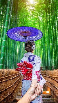 Azjatka w kimono w lesie bambusowym