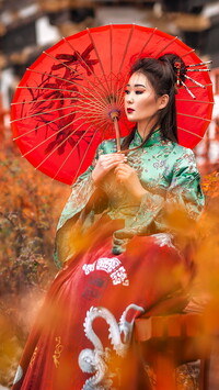Azjatka z czerwoną parasolką