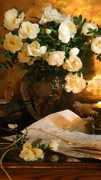 Bukiet białych róż w wazonie