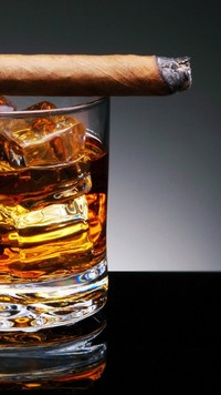 Cygaro na szklance whisky z lodem