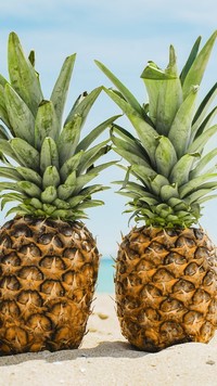 Dwa ananasy na piasku
