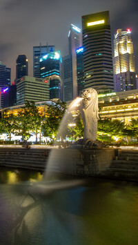 Fontanna i wieżowce w Singapurze