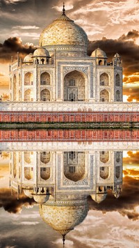 Indyjskie mauzoleum Tadź Mahal w Agrze