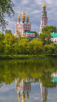 Klasztor Monaster Nowodziewiczy nad rzeką Moskwa