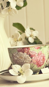 Kwiaty jaśminu przy filiżance herbaty