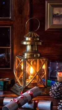 Lampion i prezenty przy oknie