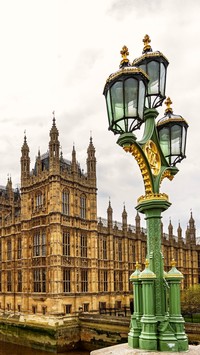 Latarnia na tle Pałacu Westminsterskiego w Londynie