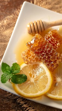 Plastry pszczele z cytryną na talerzu