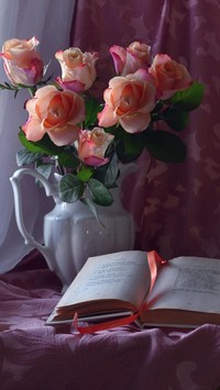 Róże w dzbanku i książka