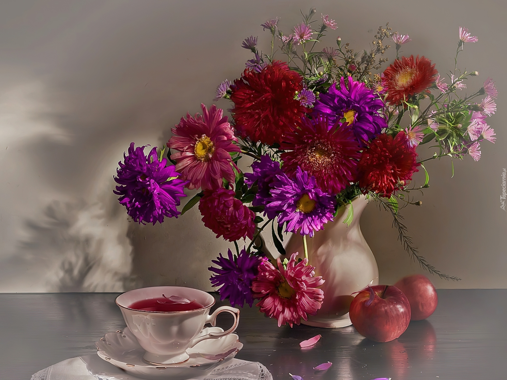 Бордовые хризантемы в вазе