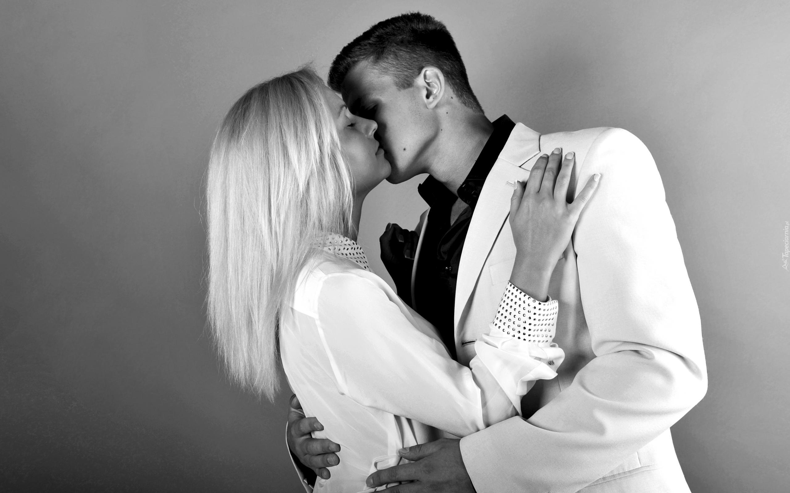 Симпотная блондинка на пару с мужем приглашает парня для свинга онлайн