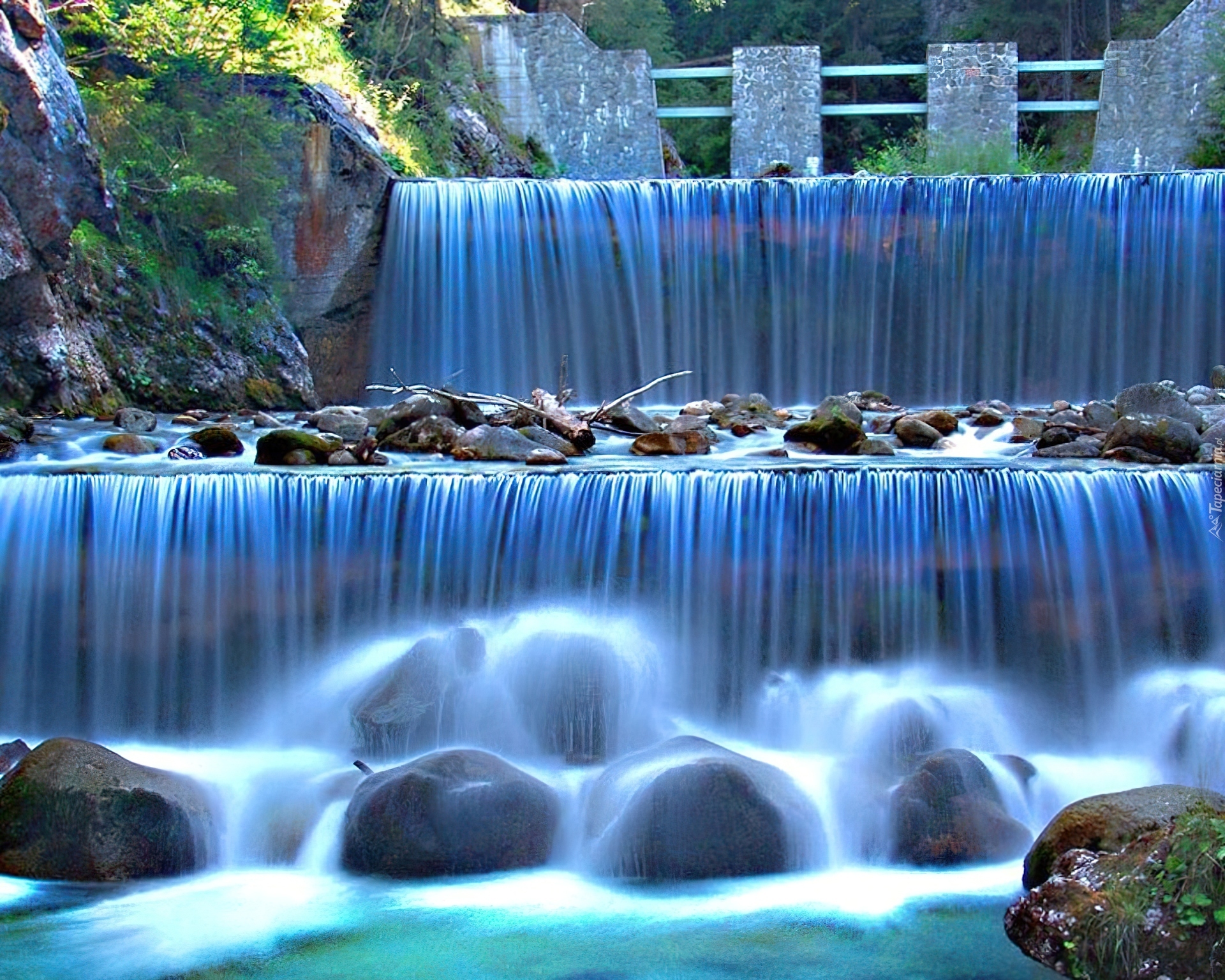 Живые анимированные водопады
