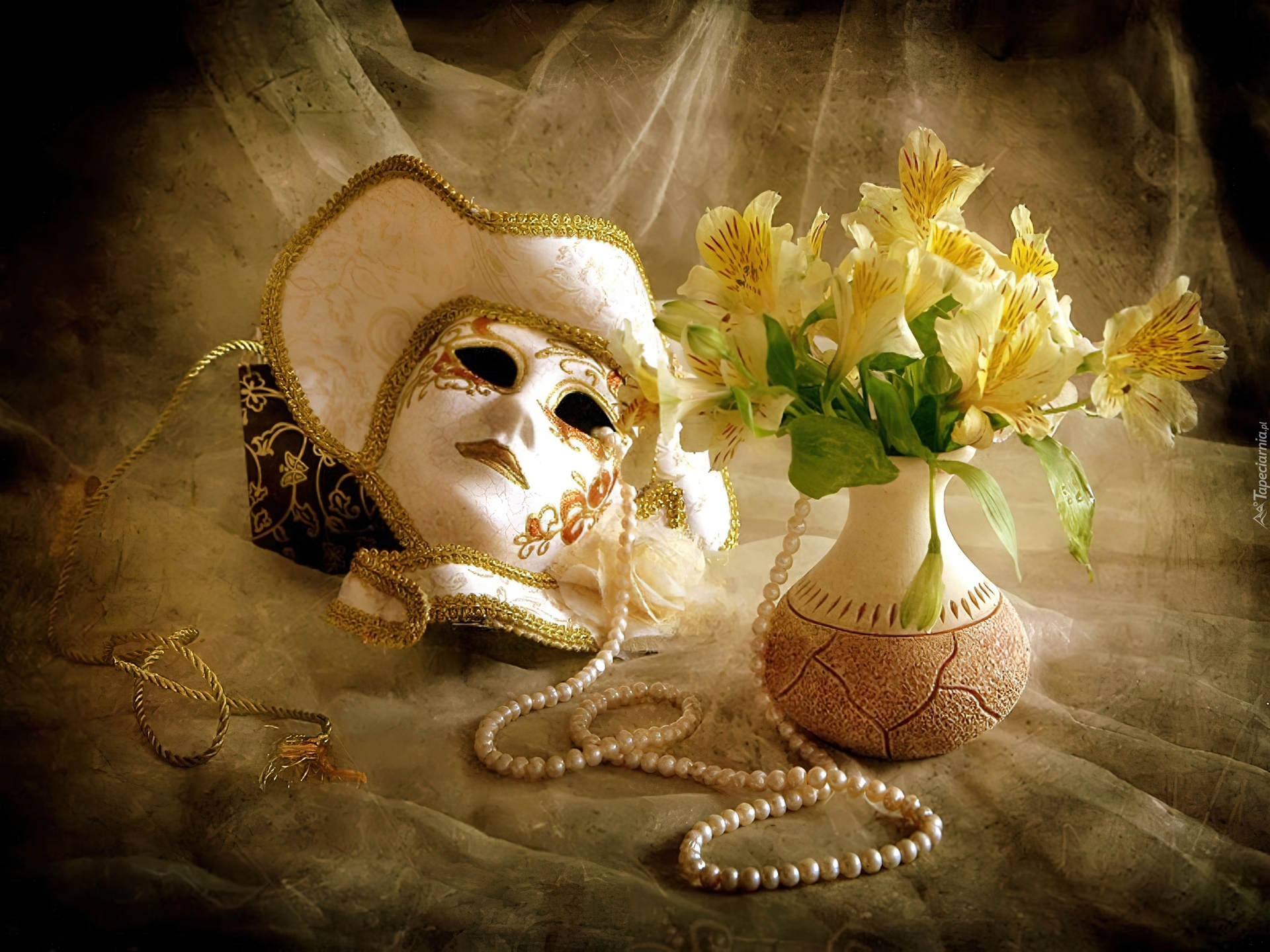 Цветы и Театральная маска