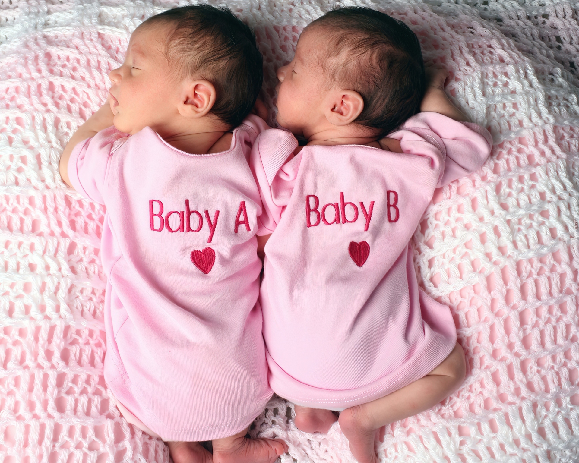 С рождением близняшек девочек