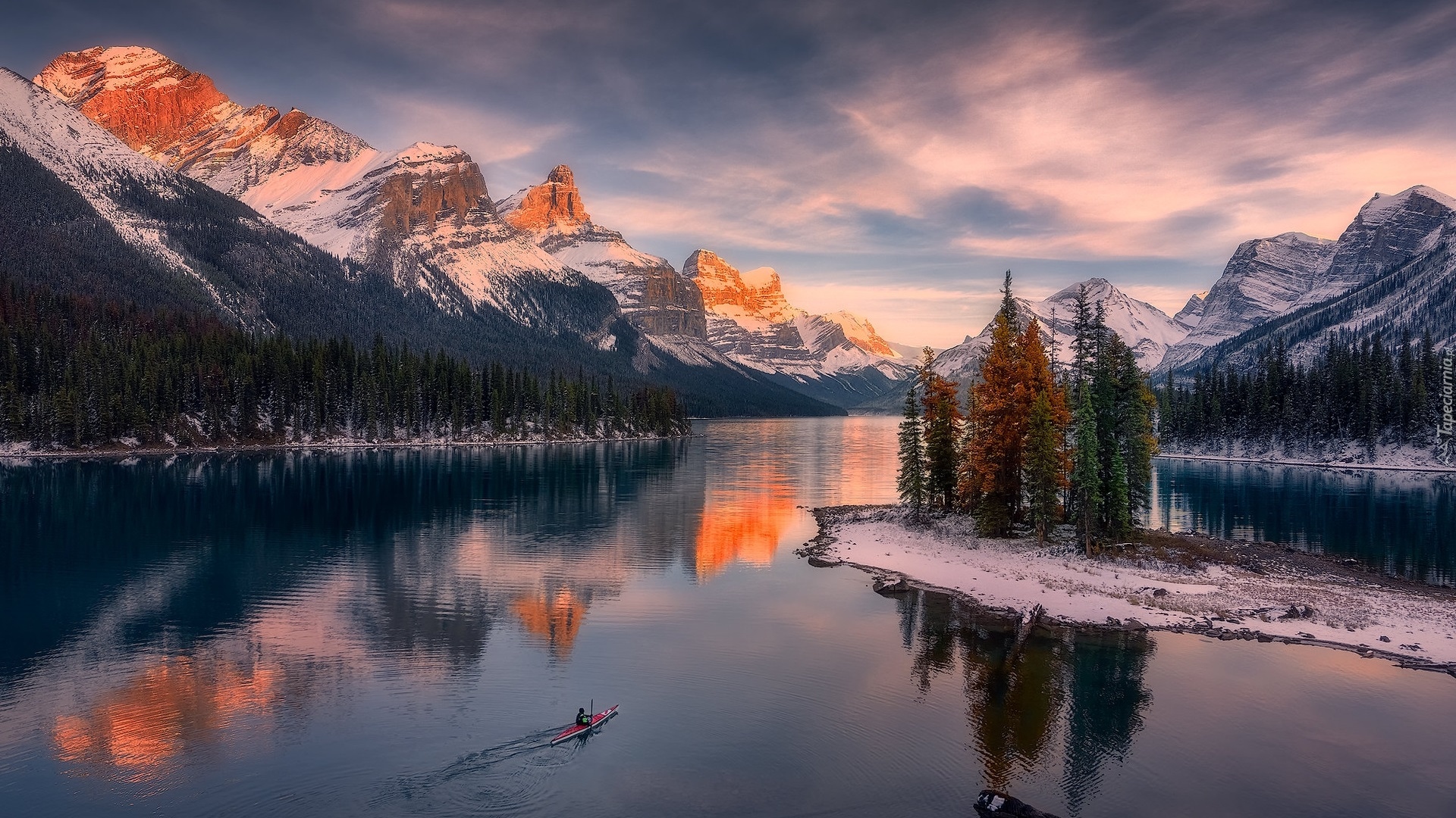 Park Narodowy Jasper, Jezioro, Maligne Lake, Góry, Drzewa, Lasy, Kajak, Zachód słońca, Zima, Alberta, Kanada