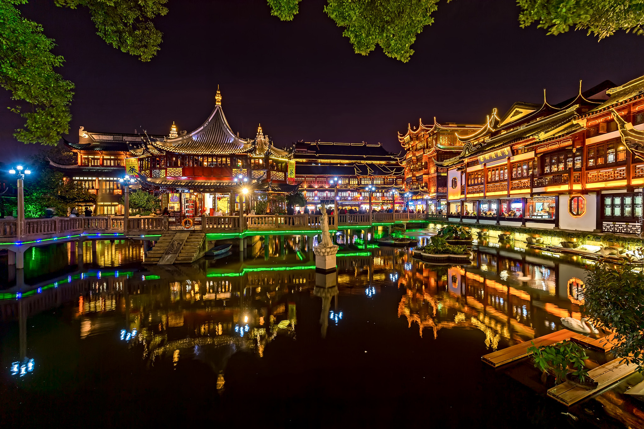 Chiny, Shanghaj, Dom, Pawilon Huxin, Ogród Yuyuan, Noc, Oświetlenie, Drzewa, Odbicie