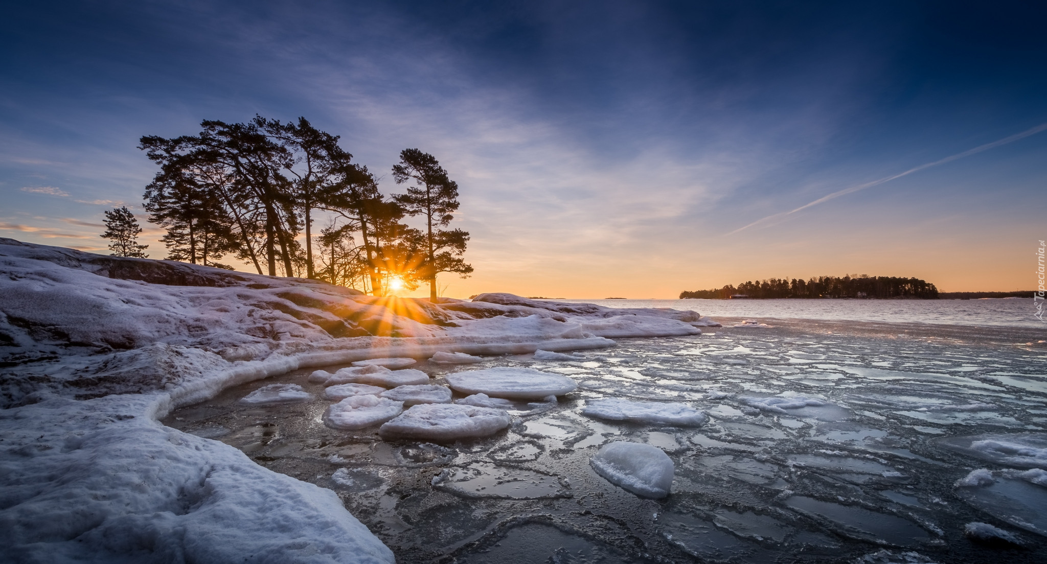 Finlandia, Helsinki, Półwysep Kallviksudden, Plaża Kallahdenniemi, Zatoka, Morze, Zima, Promienie słońca, Zachód słońca, Drzewa