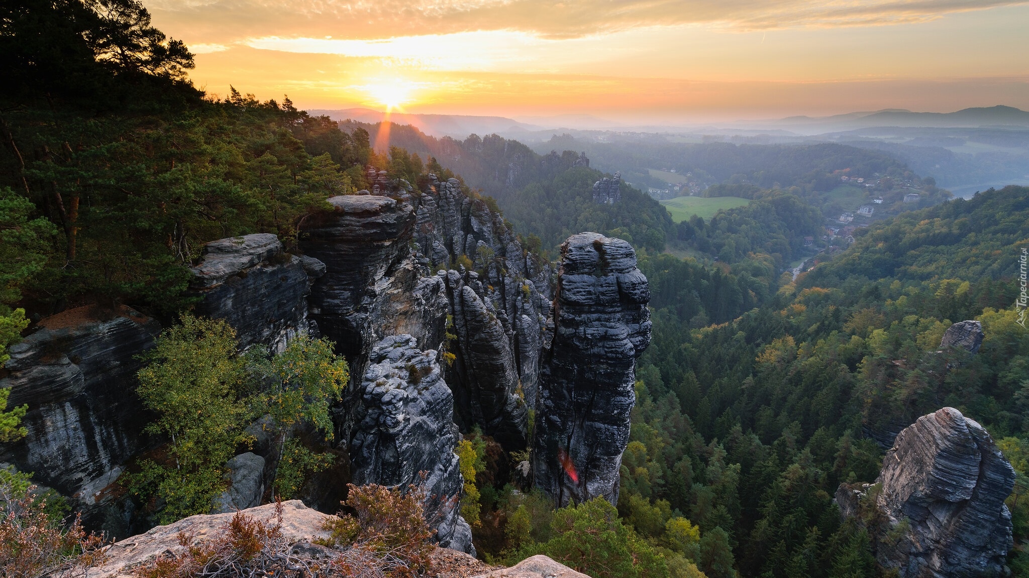 Góry Połabskie, Skały, Drzewa, Zachód słońca, Park Narodowy Saskiej Szwajcarii, Niemcy