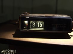 The Amityville Horror, radio, budzik, godzina, stolik