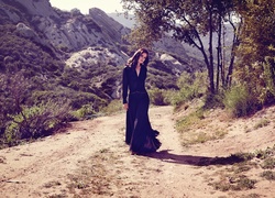 Amerykańska wokalistka Lana Del Rey na spacerze w górach