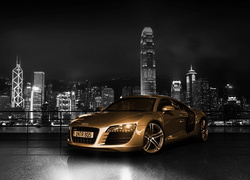 Audi R8 Gold Chrome rocznik 2015 na tle Wzgórza Wiktorii w Hongkongu