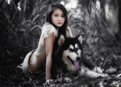 Azjatycka kobieta z psem alaskan malamute