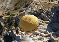 Balon nad skałami tufowymi w Kapadocji
