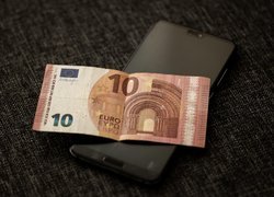 Banknot euro na telefonie komórkowym