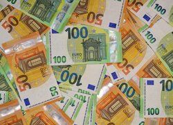 Banknoty o nominale 50 i 100 euro