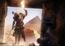 Bayek z pochodnią w grze komputerowej Assassins Creed : Origins