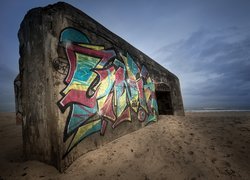 Betonowa ściana z graffiti na plaży