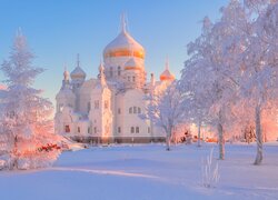 Białogórski Monaster św Mikołaja w Rosji wśród ośnieżonych drzew