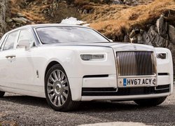 Biały Rolls-Royce Phantom rocznik 2017
