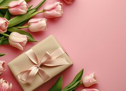 Bladoróżowe tulipany z prezentem na różowym tle