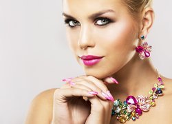 Blondynka w kolorowej biżuterii