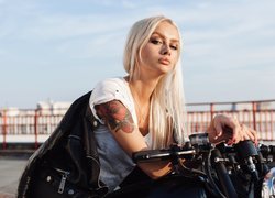 Blondynka z tatuażem na motocyklu