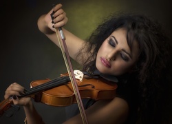 Brunetka grająca na skrzypcach