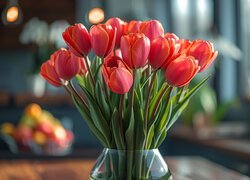 Bukiet rozkwitających czerwonych tulipanów w szklanym wazonie