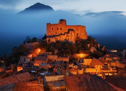 Włochy, Toskania, Castelvecchio di Rocca Barbena, Ruiny, Castelvecchio Pascoli, Domy, Oświetlone, Mgła