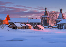 Cerkiew i domy w śniegu