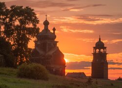 Cerkiew i dzwonnica o zachodzie słońca