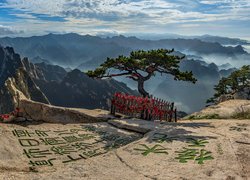Chińskie znaki religijne na górze Hua na tle panoramy gór