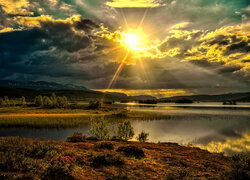 Jezioro, Wschód Słońca, Chmury, Góry, Rośliny, Drzewa, Valdres, Norwegia