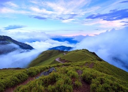 Chmury spowijają szczyty góry Hehuanshan na Tajwanie