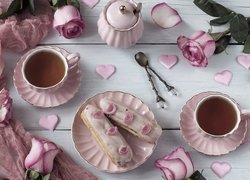 Ciasteczka obok różowych filiżanek z herbatą