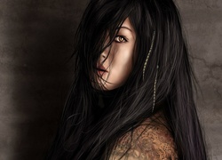 Ciemnowłosa kobieta z tatuażem na ramieniu