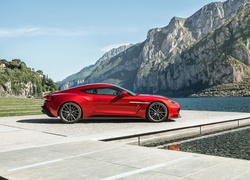 Czerwony Aston Martin Vanquish w górskiej scenerii
