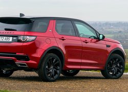 Czerwony Land Rover Discovery Sport rocznik 2017