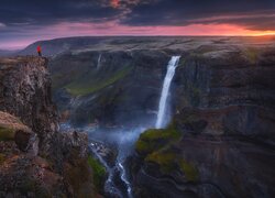Islandia, Suourland, Wąwóz, Skały, Wodospad Haifoss, Człowiek, Chmury