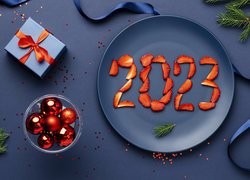 Nowy Rok, 2023, Pokrojone, Truskawki, Talerz, Prezent, Kulki, Gałązki, Wstążka